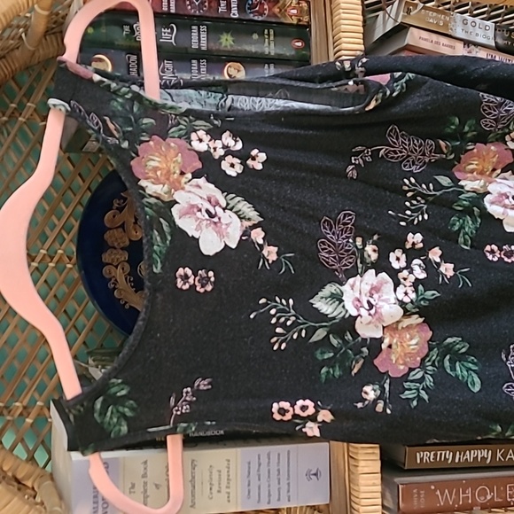 🦋5/$25 floral top - Picture 3 of 3